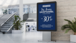 Écran publicitaire DOOH diffusant un message dans un environnement urbain