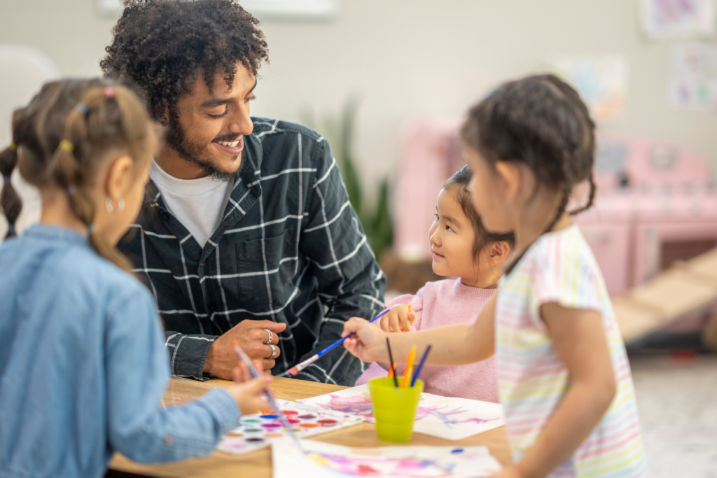 Comment Babychou Services implique ses franchisés dans la stratégie de communication du réseau avec Geolid ?