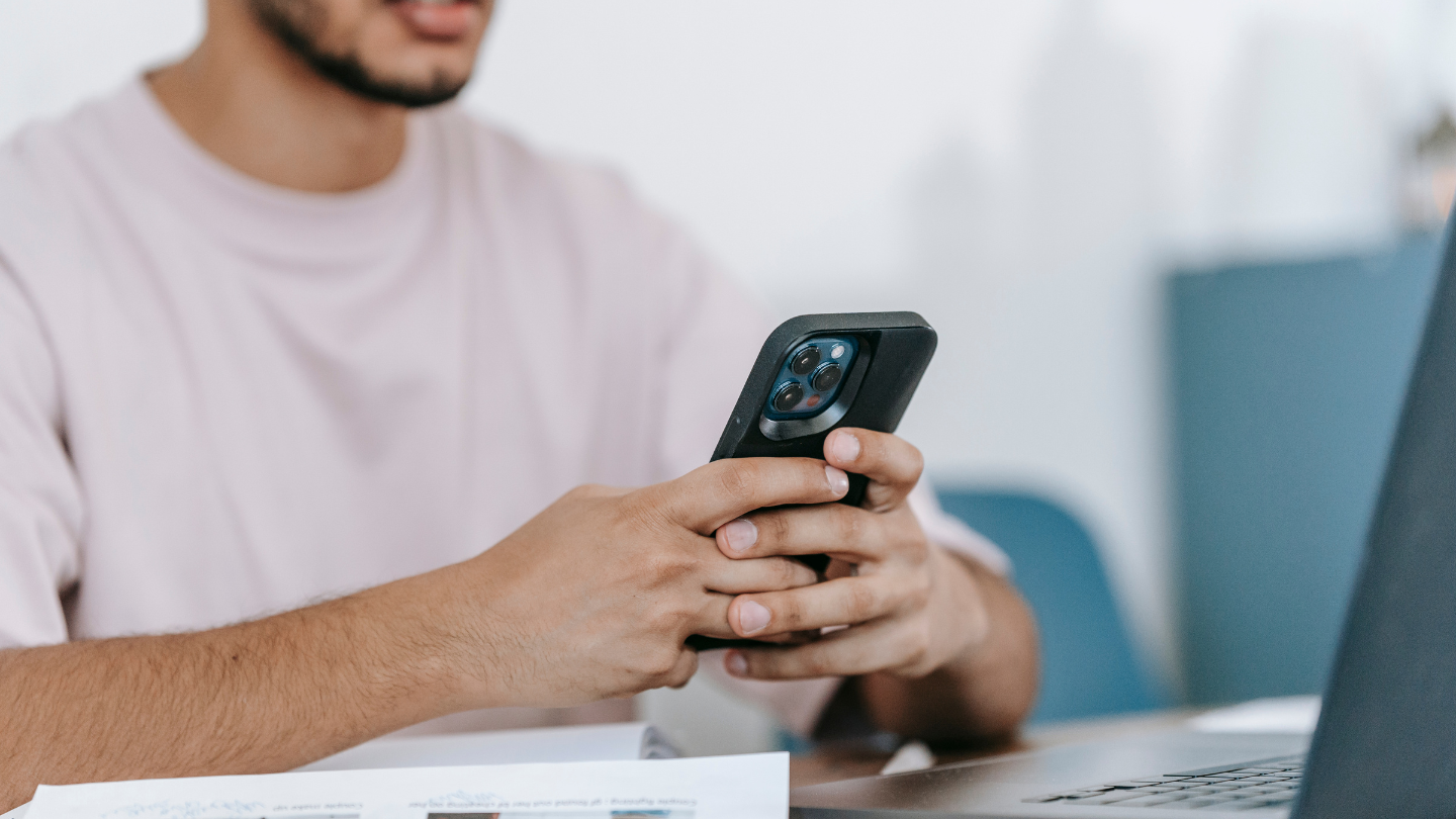 Personne consultant des contenus sur les réseaux sociaux depuis son téléphone