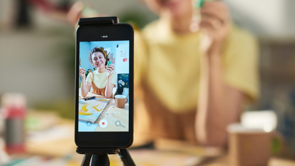 Personne en train de tourner un contenu vidéo UGC